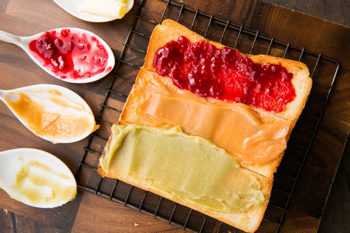 ▲生吐司專門店嵜本SAKImoto發動雙11優惠，祭出果醬、飲品全面買一送一。（圖／取自「SAKImoto Bakery」粉專）