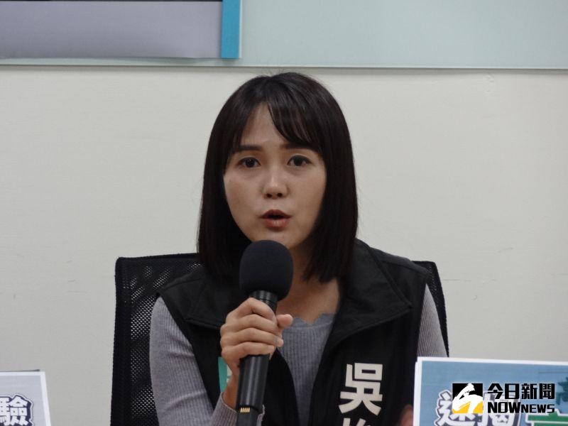 ▲民眾黨北市中正、萬華區市議員候選人吳怡萱表示,「抗中保台保的不是台灣,而是民進黨的政治舞台!」(圖/記者呂炯昌攝,2022.10.27)