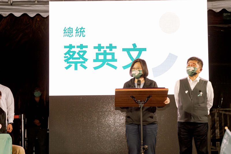 ▲陳時中26日於大同區慈聖宮廟口開講,蔡英文也到場力挺。(圖/民進黨提供)