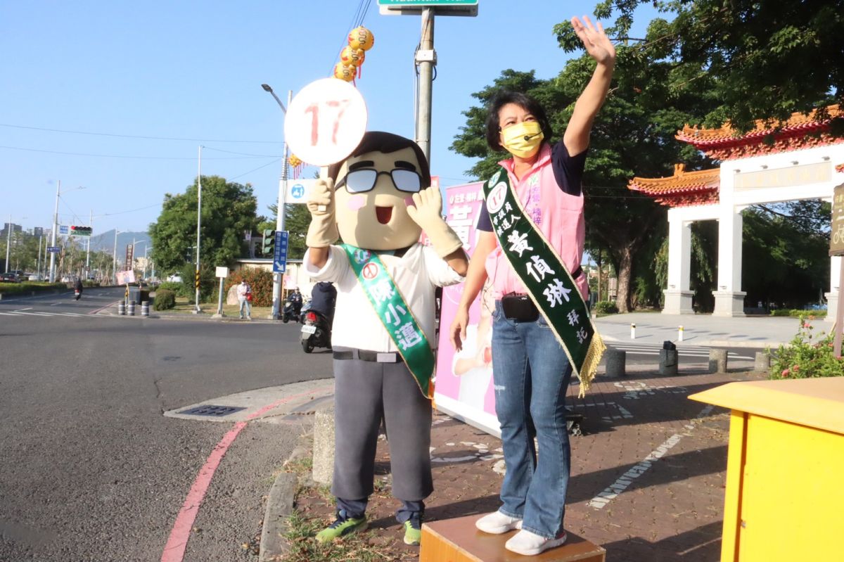 ▲民進黨高雄市議員第四選區登記17 號候選人黃偵琳今天，於華夏路崇德路口進行與往來民眾問候行程時，與可愛的陳小邁一同拜票。(圖／記者郭凱杰翻攝)