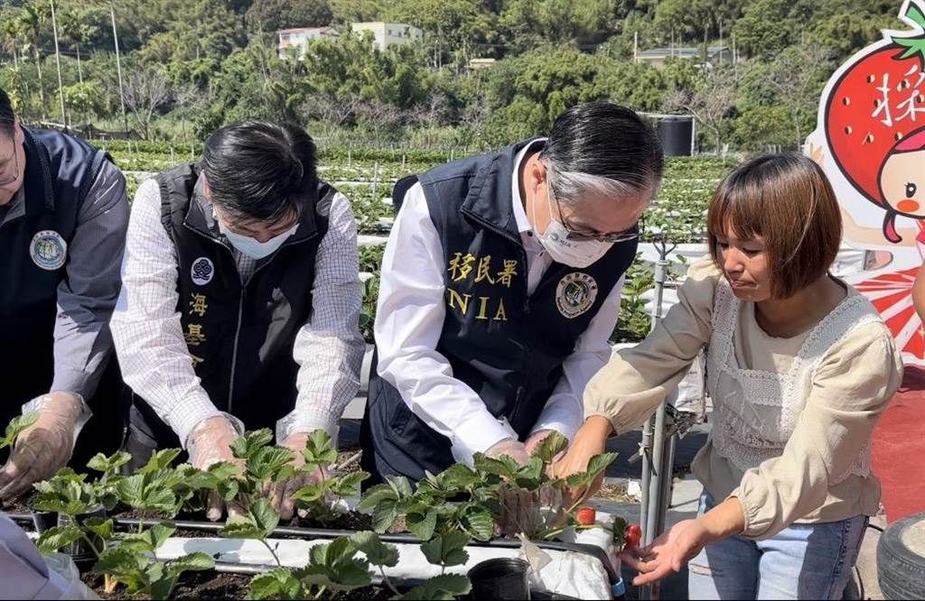 ▲移民署長鐘景琨26日赴苗栗縣訪視新住民，並參與日常生活。（圖／移民署苗栗縣服務站提供）