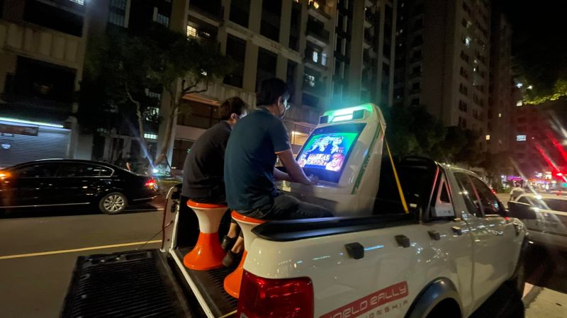 獨/把電玩機台搬上皮卡!大叔全台巡迴單挑《快打旋風》