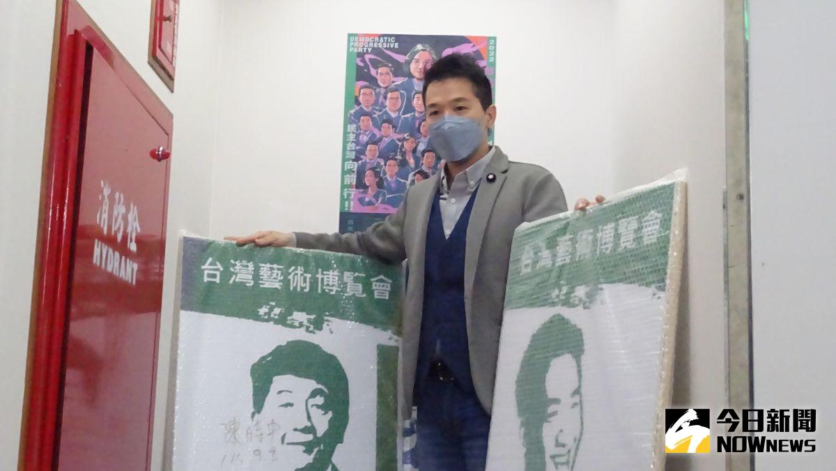 ▲民進黨立委何志偉在陳時中競選台北市長期間，將一幅陳時中的砂畫放在立法院走廊，引發外界議論。（圖／記者呂炯昌攝）