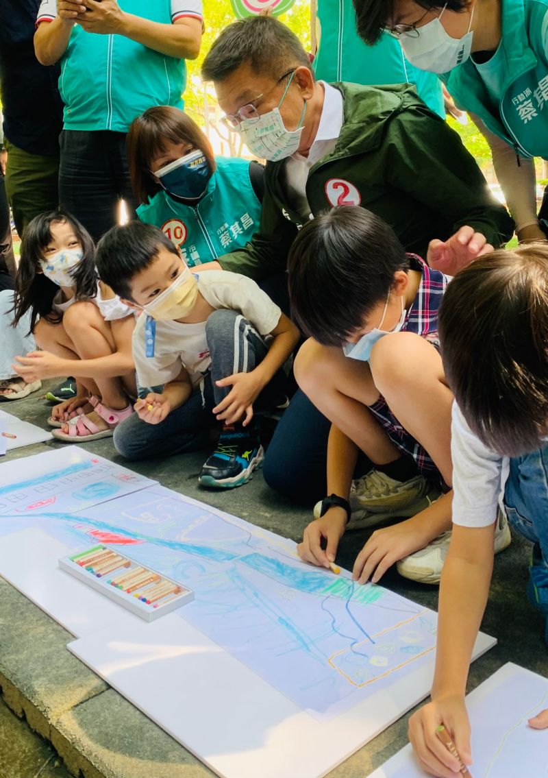 ▲在公園畫畫的幼兒告訴蔡其昌,他們想要一條很長很長的溜滑梯。(圖/記者顏幸如攝,2022.10.27)