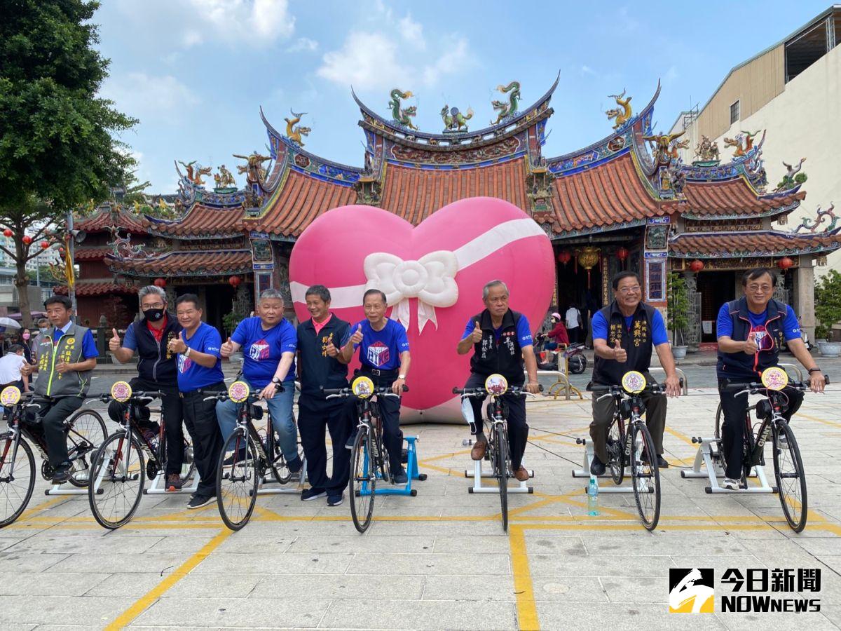 ▲2023萬眾騎BIKE愛心啟動儀式，六宮廟董事長、主委騎著腳踏車宣布，活動於明年3月18日登場。（圖／記者金武鳳攝，2022.10.27)