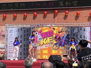2023萬眾騎BIKE啟動 6媽祖廟籲踴躍報名騎出健康 ▲2023萬眾騎BIKE宣布啟動,由麻特兒展示贈品,6媽祖廟籲踴躍報名騎出健康。(圖/記者金武鳳攝,2022.10.27)