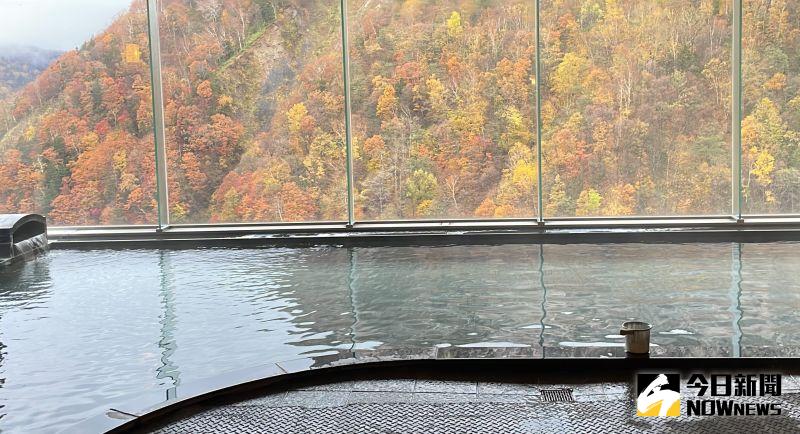 ▲層雲峽溫泉為日本最大的大雪山國立公園山麓下的溫泉，峽谷中坐落著17家賓館、旅館等的山岳休閒度假勝地。（圖／記者黃仁杰攝）