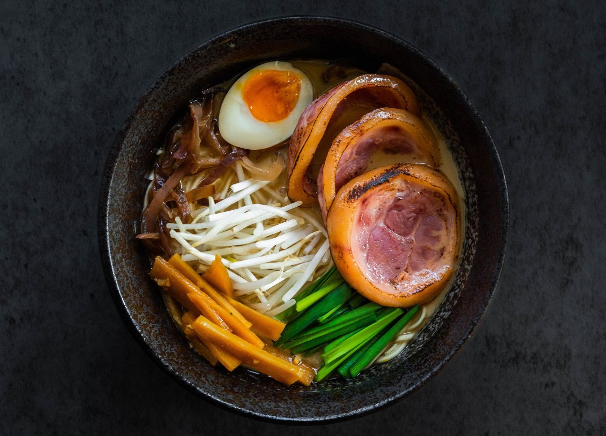 ▲「最狂員餐」普橘島，用普橘蹄膀豚骨結合一日製麵，讓員工免出國，午間用餐就能大啖拉麵。（圖／普橘島提供）