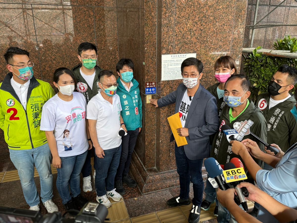 ▲謝國樑聲稱蔡團隊都是黑道，蔡適應今日下午前往基隆地方法院按鈴申告。（圖／蔡適應辦公室提供）