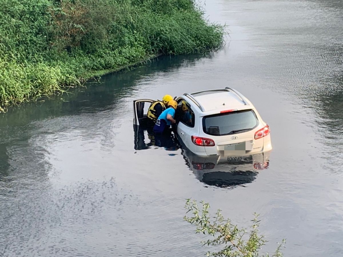▲高雄鳳山區北昌五街今天下午3時許發生一起交通意外，女駕駛連人帶車掉進排水溝內。（圖／記者郭凱杰翻攝）