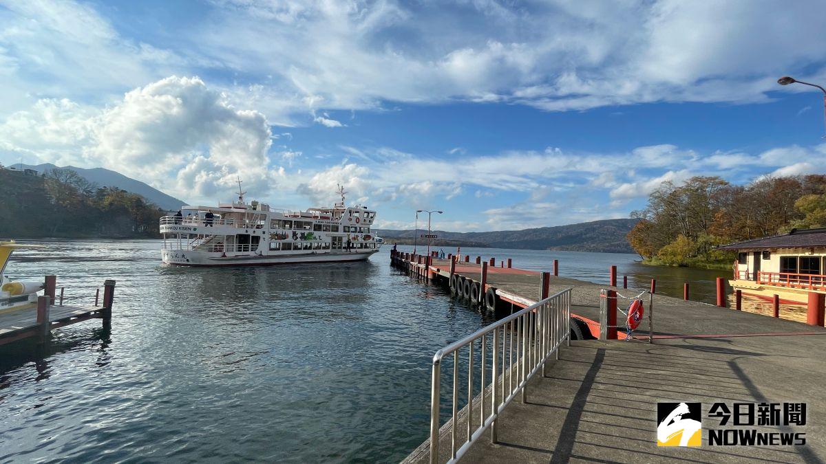 ▲阿寒湖的秋季美景相當迷人，遊客可乘坐遊覽船周遊阿寒湖，欣賞清澈的湖面與紅黃楓葉交織的景色。（圖／記者黃仁杰攝）