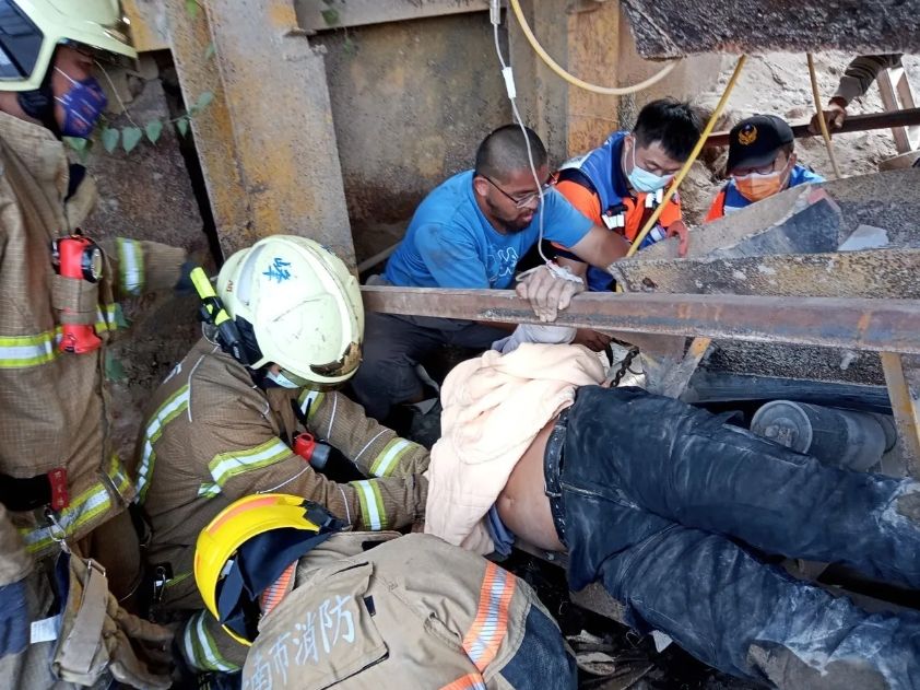 ▲台南麻豆一間土資場，今天（27日）上午10時許，驚傳工安意外。（圖／翻攝畫面）