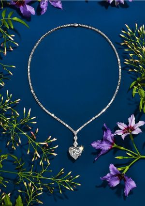 ▲Tiffany Blue Book BOTANICA高級珠寶系列，鉑金鑲嵌單顆重逾20克拉心型鑽石項鍊，價格近2億。（圖／記者蕭涵云）