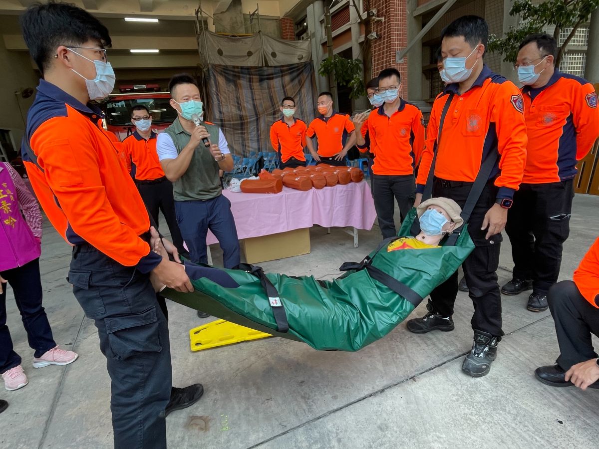 ▲和欣護理之家負責人何於澄講解軟式人體搬運背帶使用方式，提升救災便利性（圖／記者林怡孜攝，2022,10,27）