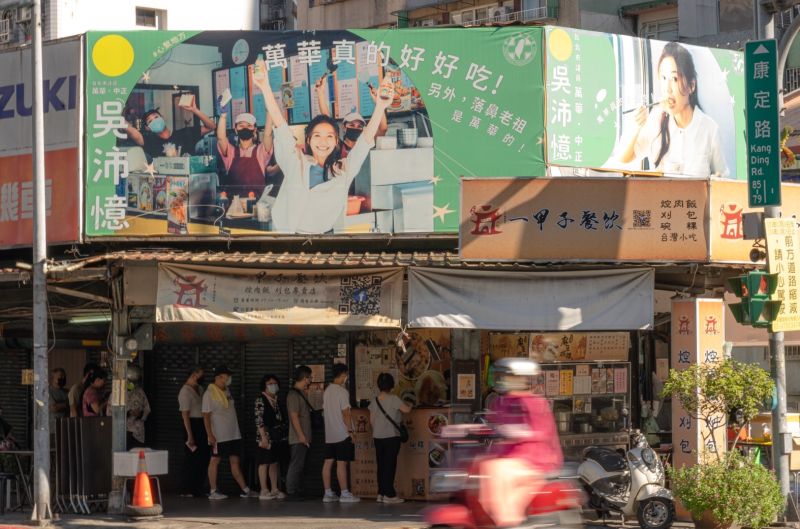 ▲吳沛憶在萬華、中正的風格店家拍攝形象照,並掛在大街小巷,凸顯在地特色,搭配紮實的「氧氣問政」,期許年底選戰可以開出紅盤。