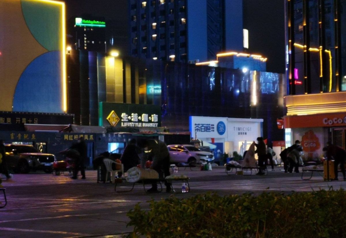 ▲中國甘肅省蘭州疫情封控下，當地民眾被要求在露天停車場隔離，適逢氣候不佳導致網路輿論沸騰。（圖／翻攝自微博）