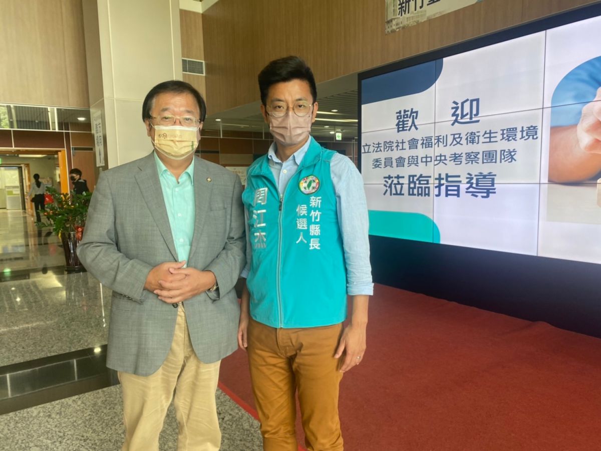 ▲民進黨不分區立委、醫師邱泰源（左）考察竹縣醫療，感謝在地醫護努力做好防疫、抗疫工作。（圖/周江杰團隊提供）