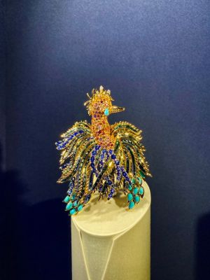 ▲Schlumberger Phoenix鳳凰造型胸針，18K黃金及鉑金鳳凰造型鑲嵌藍碧璽、綠碧璽、多彩藍寶石及鑽石。（圖／記者蕭涵云攝）