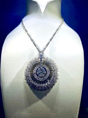 ▲Tiffany Blue Book BOTANICA高級珠寶系列，鉑金鑲嵌單顆重逾12克拉鑽石蒲公英造型鏈墜。（圖／記者蕭涵云攝）