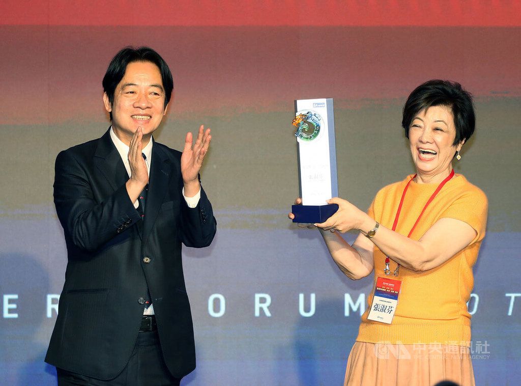 ▲2022第20屆遠見高峰會27日下午在台北舉行閉幕典禮暨贈儀式，副總統賴清德（左）出席，並頒贈「遠見傑出公益服務獎」給台積電慈善基金會董事長張淑芬（右）。中央社記者郭日曉攝 111年10月27日