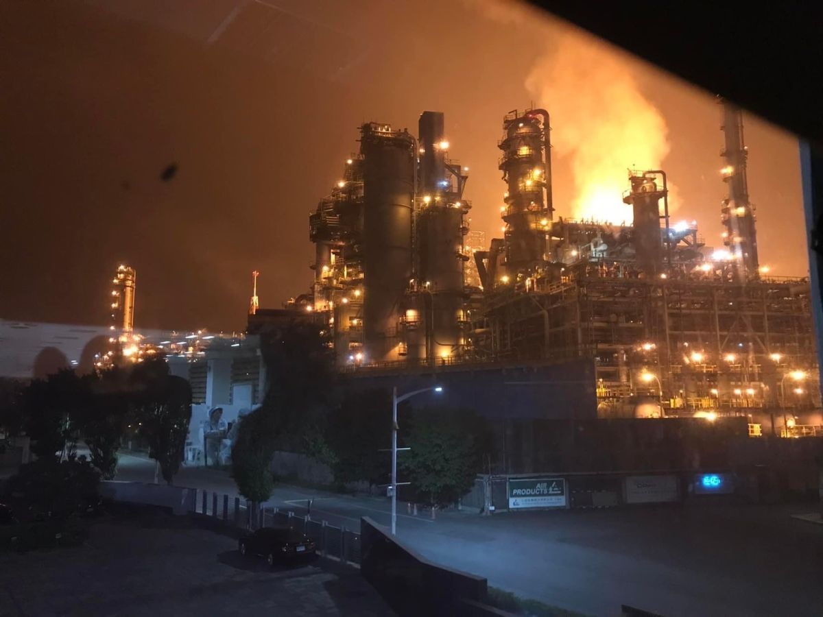 ▲中油高雄大林蒲煉油廠今晚10時35分許傳出火警，高市消防局獲報後出動23車48人，前往搶救，市長陳其邁獲報後立即派副市長林榮欽前往指揮救災。(圖／記者郭俊暉翻攝)