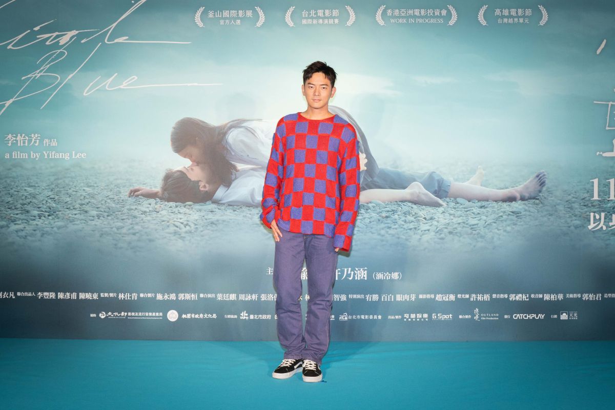 ▲宥勝「升旗」戲戴假道具上陣。（圖／奇葩娛樂）