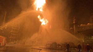 中油大林煉油廠F7廠區第三重油加氫脫硫作業區在昨(27)日深夜發生火警。(圖/高雄市消防局提供) ▲中油大林煉油廠F7廠區第三重油加氫脫硫作業區在昨(27)日深夜發生火警。(圖/高雄市消防局提供)