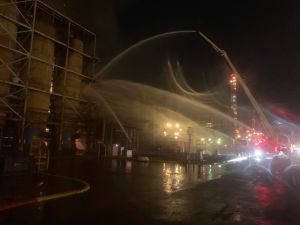 中油大林煉油廠深夜火警,現場持續灑水冷卻中。(圖/高雄市消防局提供) ▲中油大林煉油廠深夜火警,現場持續灑水冷卻中。(圖/高雄市消防局提供)