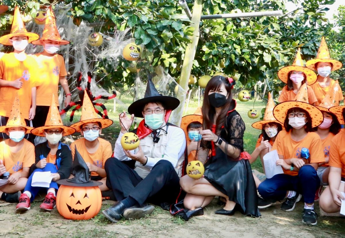 ▲台南市長黃偉哲與麻豆區總幹事孫慈敏化身哈利波特與小魔女，與北勢國小學童歡度萬聖節（圖／台南市政府提供）