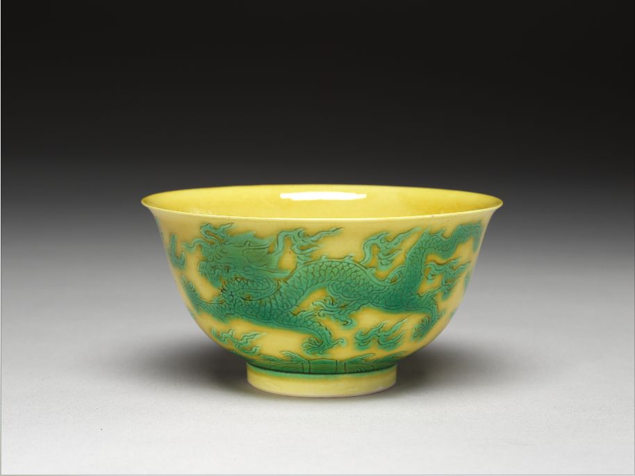 ▲國民黨立委陳以信今天爆料，國立故宮博物院打破一件「弘治款 嬌黃釉綠彩龍紋碗」，且高層下令封口。（圖／翻攝故宮博物館官網）