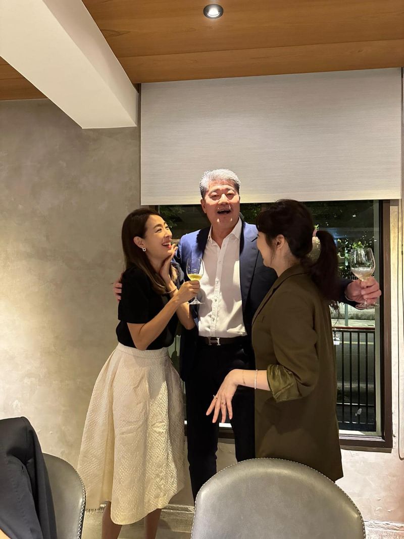 賈永婕依偎高大男！不是老公王兆杰 超狂身分被起底 | 娛樂 | NOWnews今日新聞