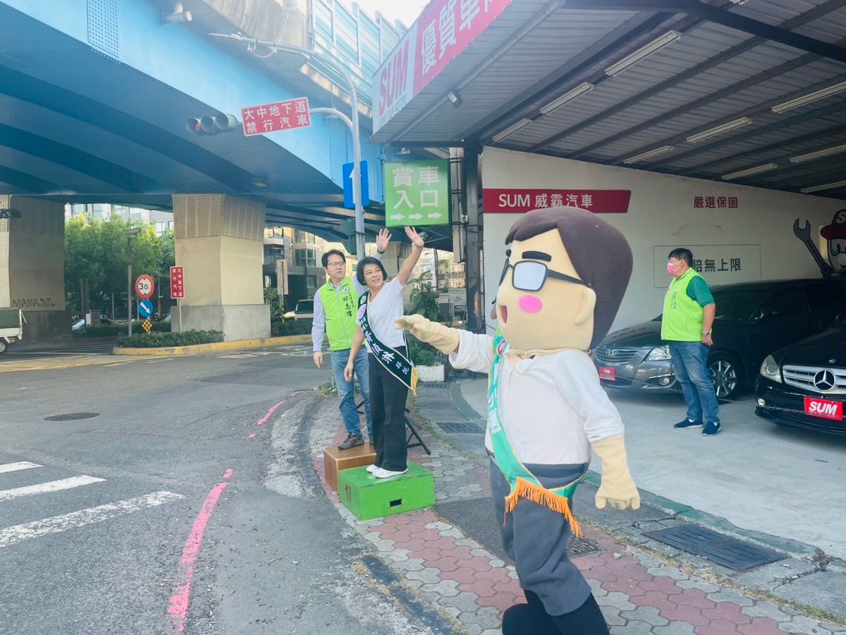 ▲立委邱志偉和仿高雄市長陳其邁形象的Q版人形玩偶「陳小邁」今(28)日與左楠區市議員第17號候選人黃偵琳和體在左營大中路和翠華路口拜票。(圖／記者郭凱杰翻攝)
