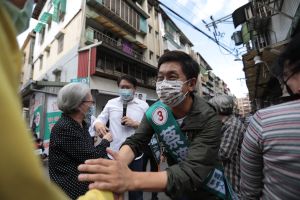 蔡適應長年在基隆擔任公職,服務不間斷,此次參選基隆市長勤走基層,受到民眾熱情支持,也反應在民調數字上。 ▲蔡適應長年在基隆擔任公職,服務不間斷,此次參選基隆市長勤走基層,受到民眾熱情支持,也反應在民調數字上。(圖/蔡適應辦公室提供)