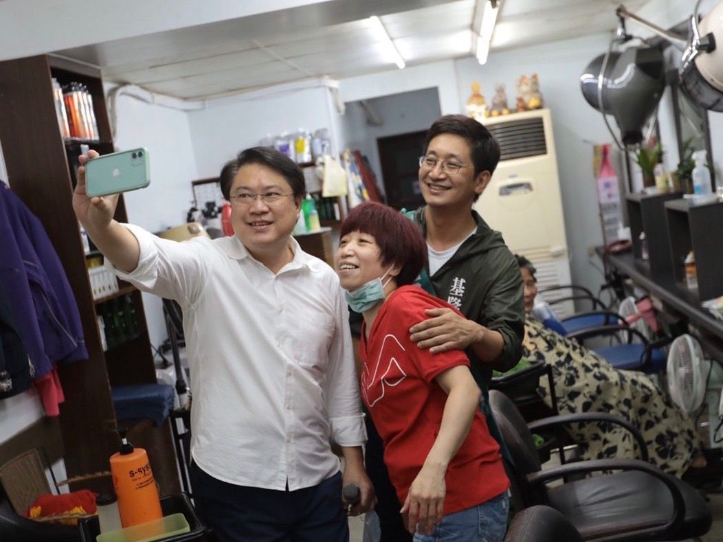 ▲林右昌質疑，謝國樑若當選，基隆市政府恐難與二信集團切割，恐會有圖利謝家的可能；圖為林右昌陪同蔡適應掃街，廣受歡迎。（圖／蔡適應辦公室提供）