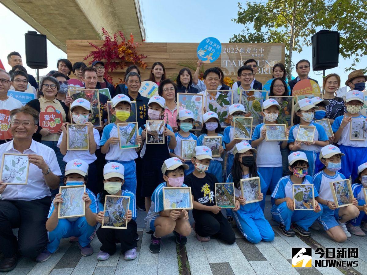 ▲正在台中綠空鐵道舉辦的「創意台中展」，上午揭幕，大同國小小朋友帶著他們創作共襄盛舉。（圖／記者金武鳳攝，2022.10.28)