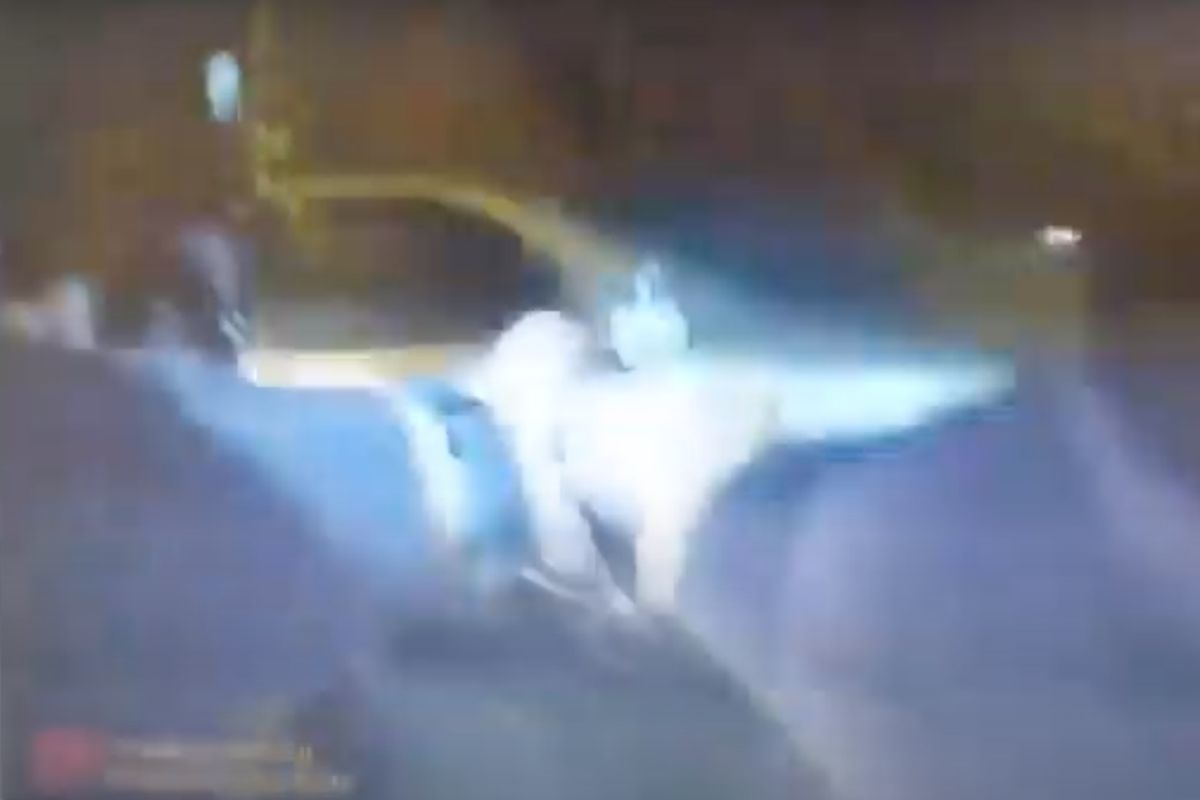 ▲新竹警方昨（27）日晚攔查可疑車輛，駕駛心虛拒檢逃逸，一位員警因此遭拖行右大腿骨折，另位員警見狀開槍示警，隨後在支援警力下逮捕嫌犯。（圖／翻攝畫面）