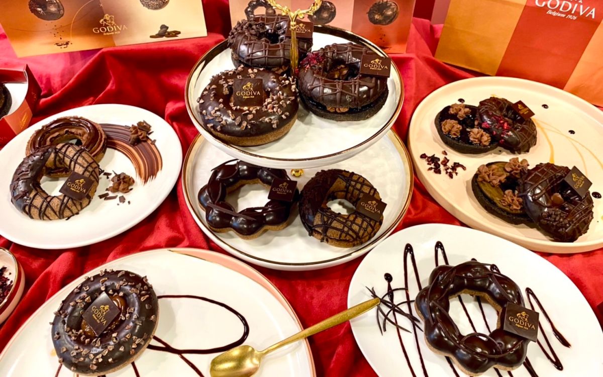 ▲去年賣爆的Mister Donut聯名GODIVA甜甜圈重磅回歸！2022奢華可可季全新5款限量聯名甜甜圈，不只引進2款日本Mister Donut Japan巧克力蛋糕圈，還大手筆超越去年為內餡下重本，祭出超澎湃雙重內餡。預計11/1限量開賣、首6日竟祭出「買6送3」優惠。《NOWnews今日新聞》帶大家直擊全新Mister Donut x GODIVA甜甜圈，開箱完整商品口味、價格等販售資訊。（圖／記者蕭涵云攝）