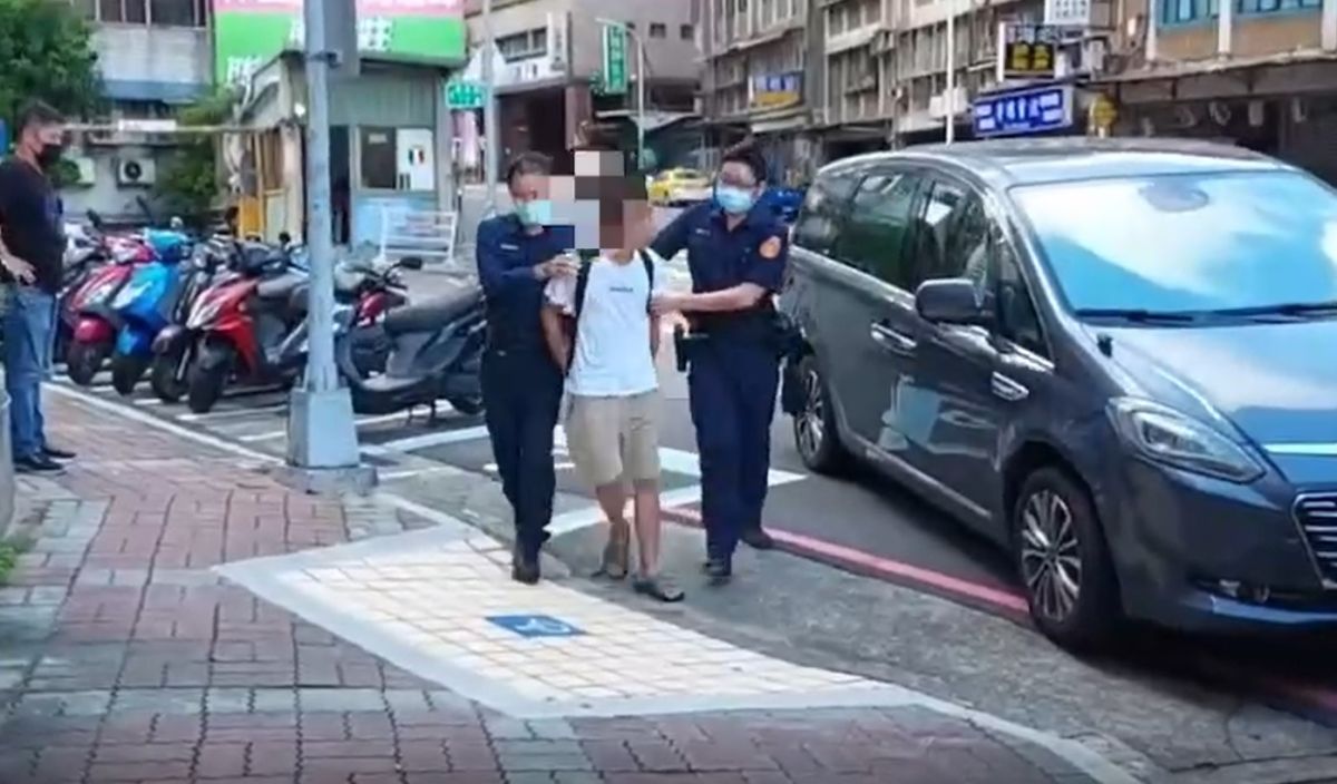 ▲一位懷孕37週的38歲孕婦，於27號上午7點多行經新莊區北大道七段時，遭到男子當街逼迫下跪，幸好有熱心司機出手相助，才平安脫身。（圖／翻攝畫面）