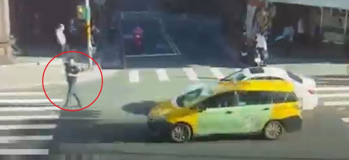 ▲莊男酒駕肇事後，還一度想攔計程車落跑（紅圈處），所幸被見義勇為的民眾阻攔，才沒有得逞。（圖／翻攝畫面）