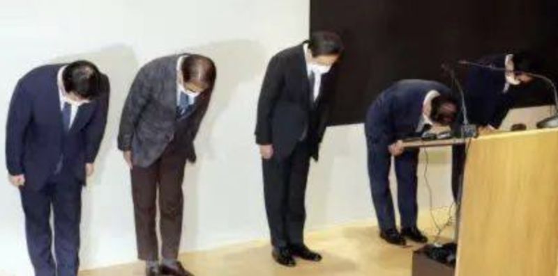 ▲SPC集團主席及公司高層召開記者會道歉。(圖/翻攝自韓國時報)