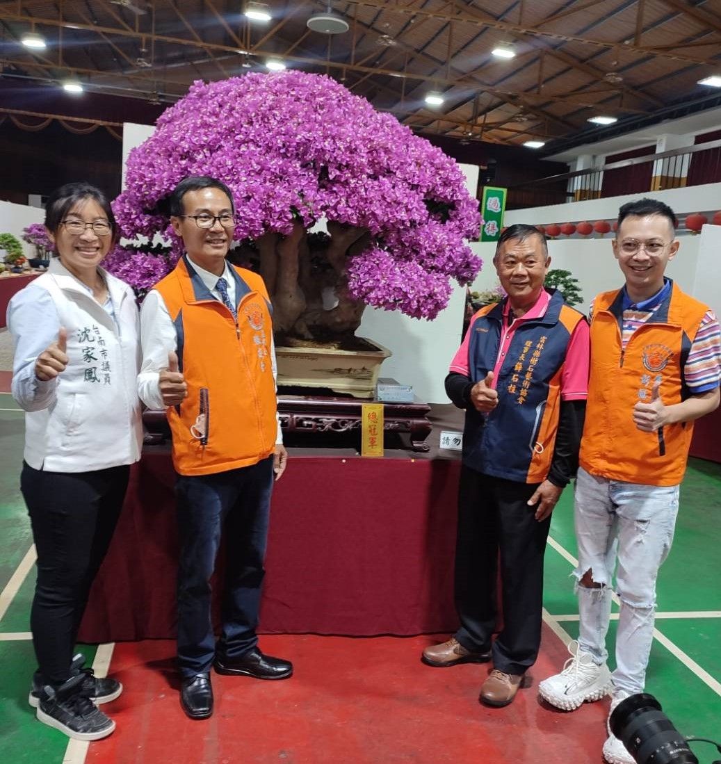 ▲2022台灣花菓盆栽展今日登場，會員薛石柱（右二）培育的九重葛贏得大會總冠軍。（圖／主辦單位提供）