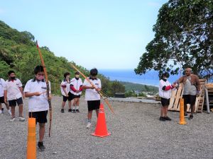 ▲獵人學校老師為賓茂國中學生分享傳統射箭技藝並進行實地體驗。（圖／品牌提供）
