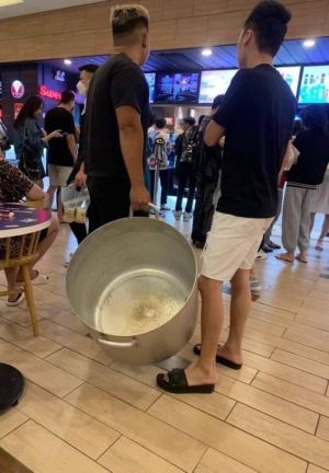 ▲越南民眾拿著大湯鍋躍躍欲試。（圖／Discover ASEAN 臉書）