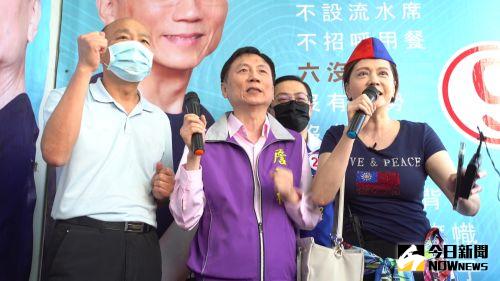 ▲韓國瑜與詹江村、熊海靈等人在台上清唱「夜襲」。（圖／NOWNEWS資料照）