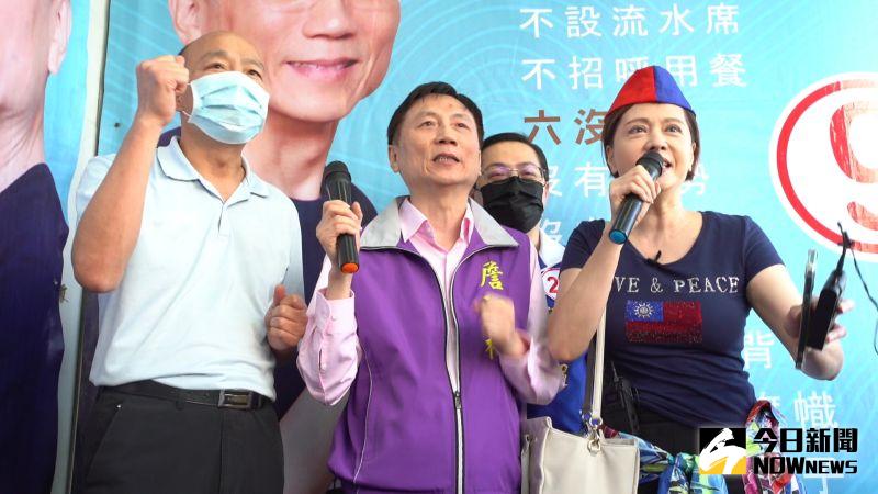 ▲韓國瑜與詹江村、熊海靈等人在台上清唱「夜襲」。(圖/記者李春台攝,2022.10.28)