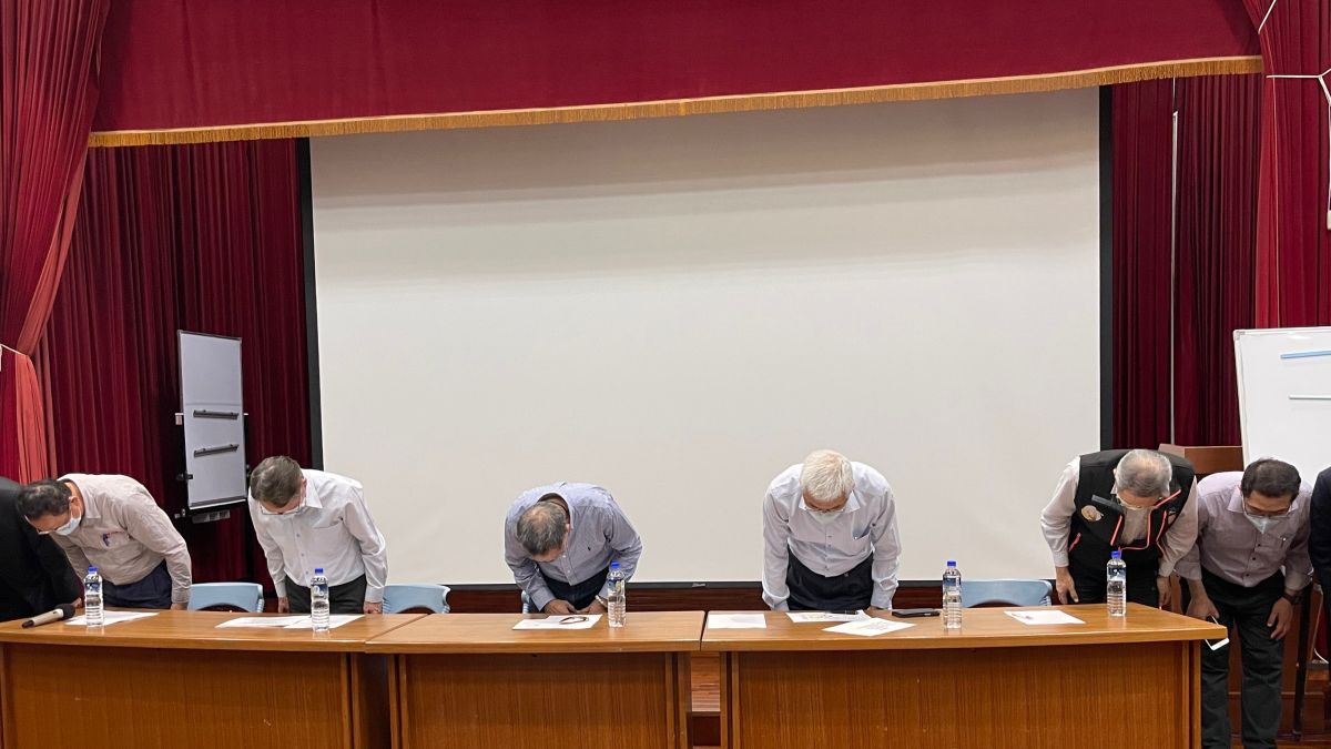 ▲對於此次大林廠發生火警，造成鄰里及社會大眾不安董事長李順欽深表歉意，記者會中並率總經理方振仁、煉製事業部執行長辛繼勤等人，向居民及社會大眾鞠躬道歉。（圖／台灣中油提供）