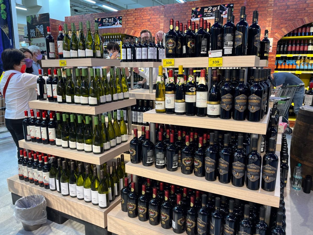 ▲家樂福一年一度酒展開跑，超過2000多支葡萄酒上架。（圖／記者鍾怡婷攝）