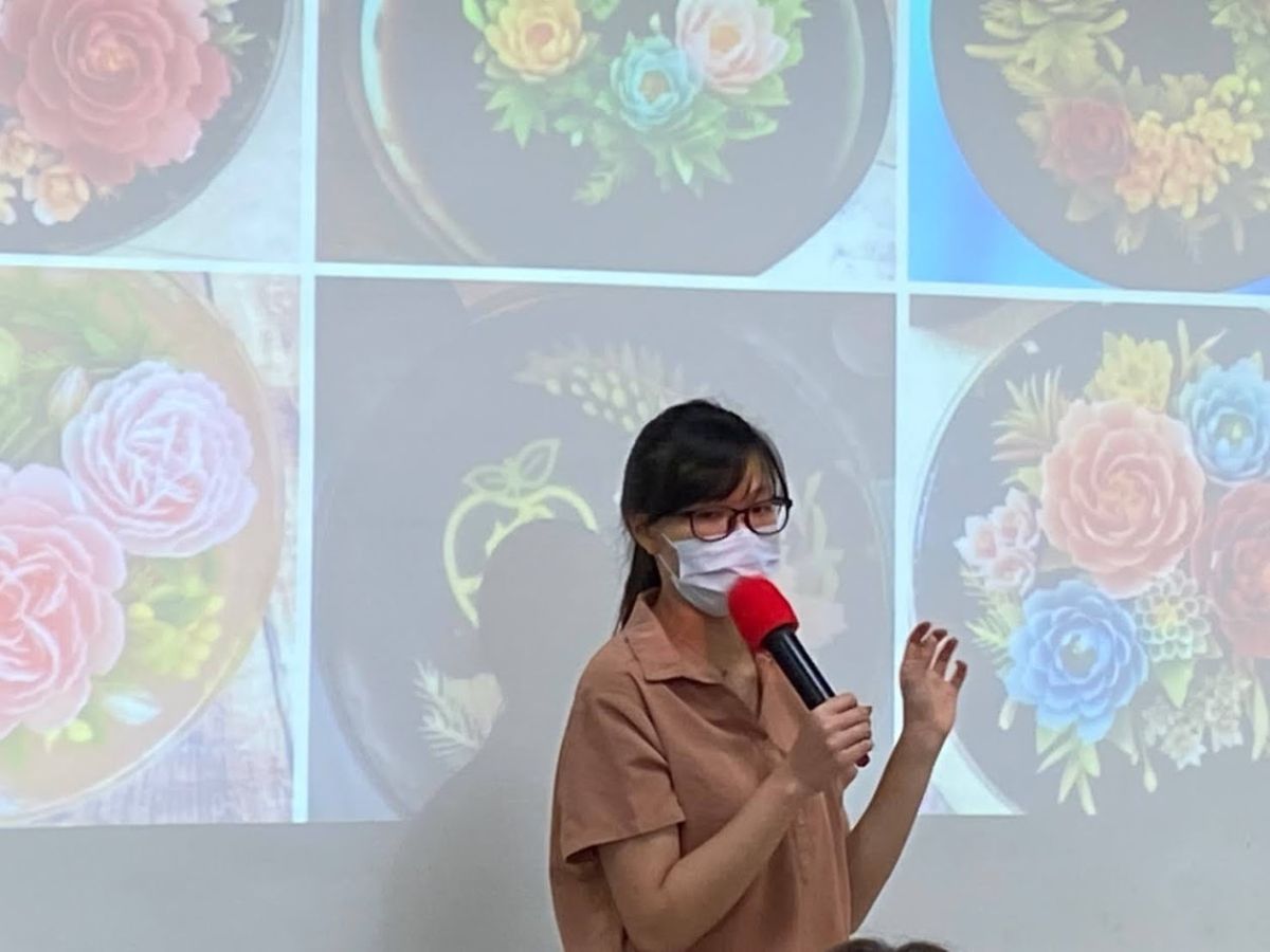 ▲講師蘇柏宇(小宇)分享果凍花源於西班牙，於越南發揚光大。（圖／移民署提供）