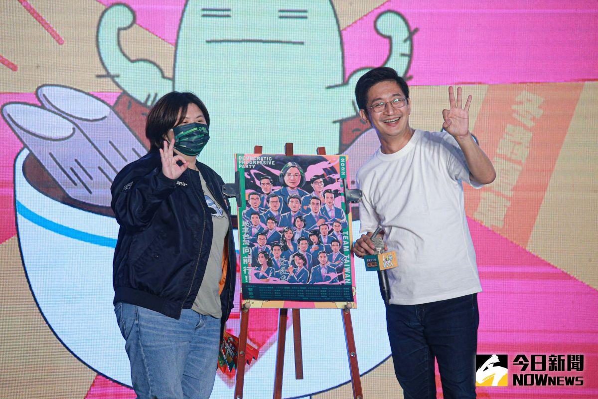 ▲民進黨今日舉辦社群之夜，蔡適應演說後與熱情支持者互動。（圖／記者葉政勳攝，2022.10.28）