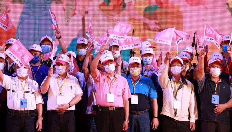 ▲盧秀燕「台中海線聯合大造勢」,台中24個農漁會的三巨頭通通到齊。(圖/盧秀燕競總提供,2022.10.28)